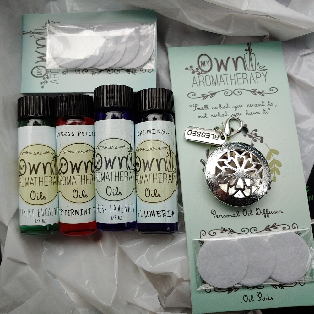 Aromatherapy locket pendant with pads and oils